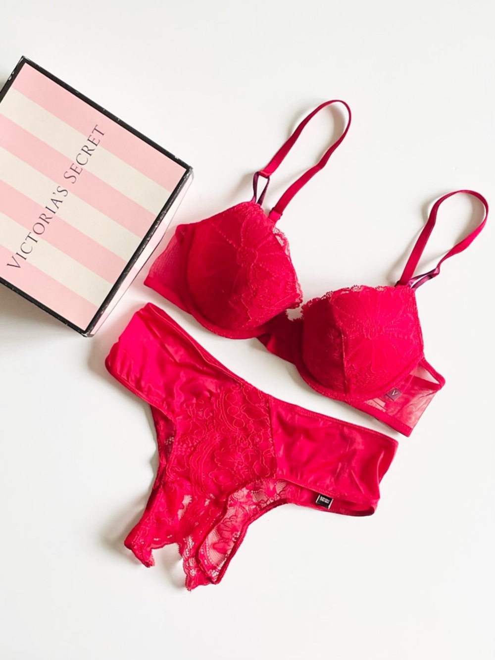 34B SMALL Victoria’s Secret red lace lined bra set crotchless panties